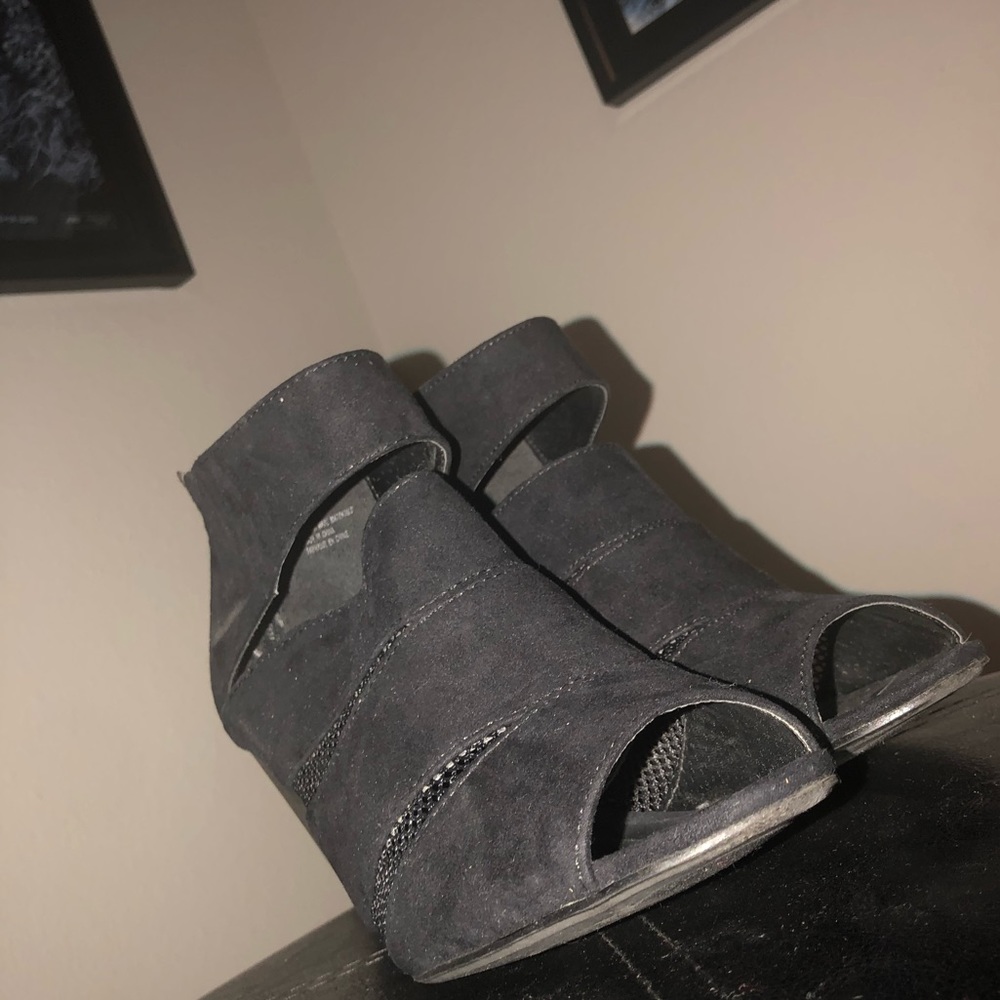 Black Cutout Wedges - Picture 2 of 5